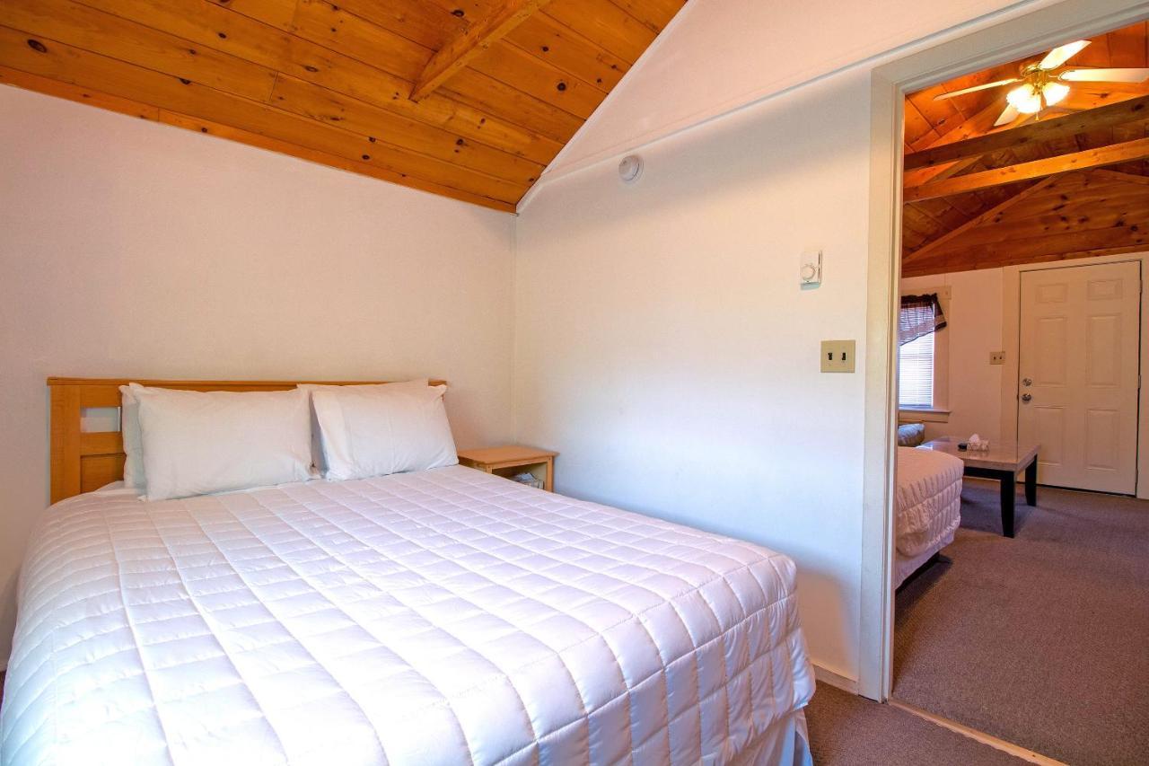Half Moon Motel & Cottages Уиърс Бийч Екстериор снимка