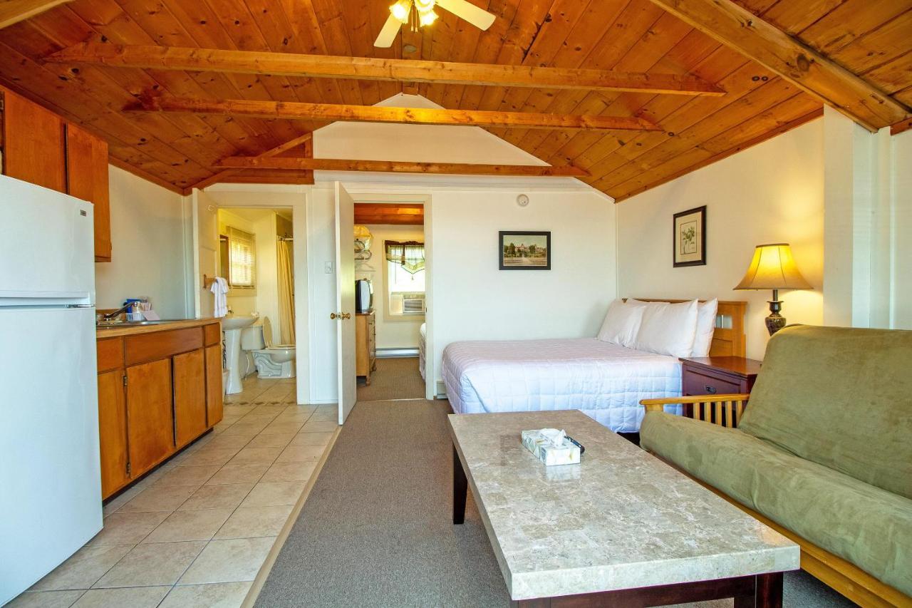 Half Moon Motel & Cottages Уиърс Бийч Екстериор снимка