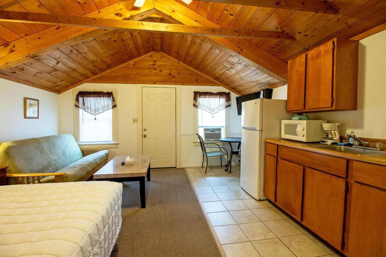 Half Moon Motel & Cottages Уиърс Бийч Екстериор снимка