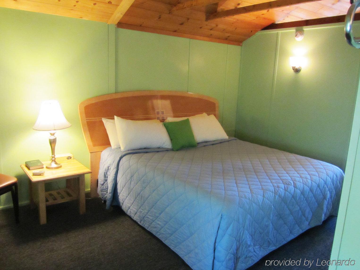 Half Moon Motel & Cottages Уиърс Бийч Екстериор снимка