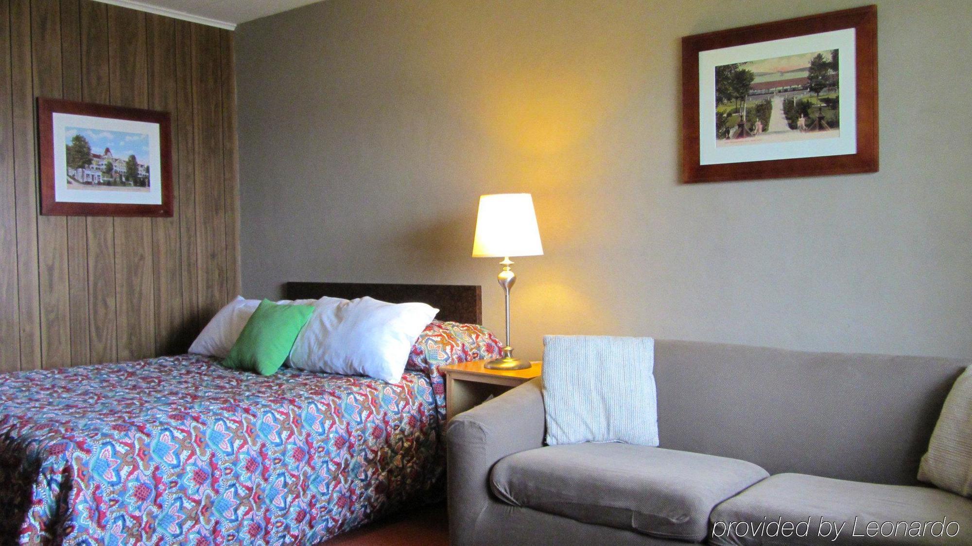 Half Moon Motel & Cottages Уиърс Бийч Екстериор снимка