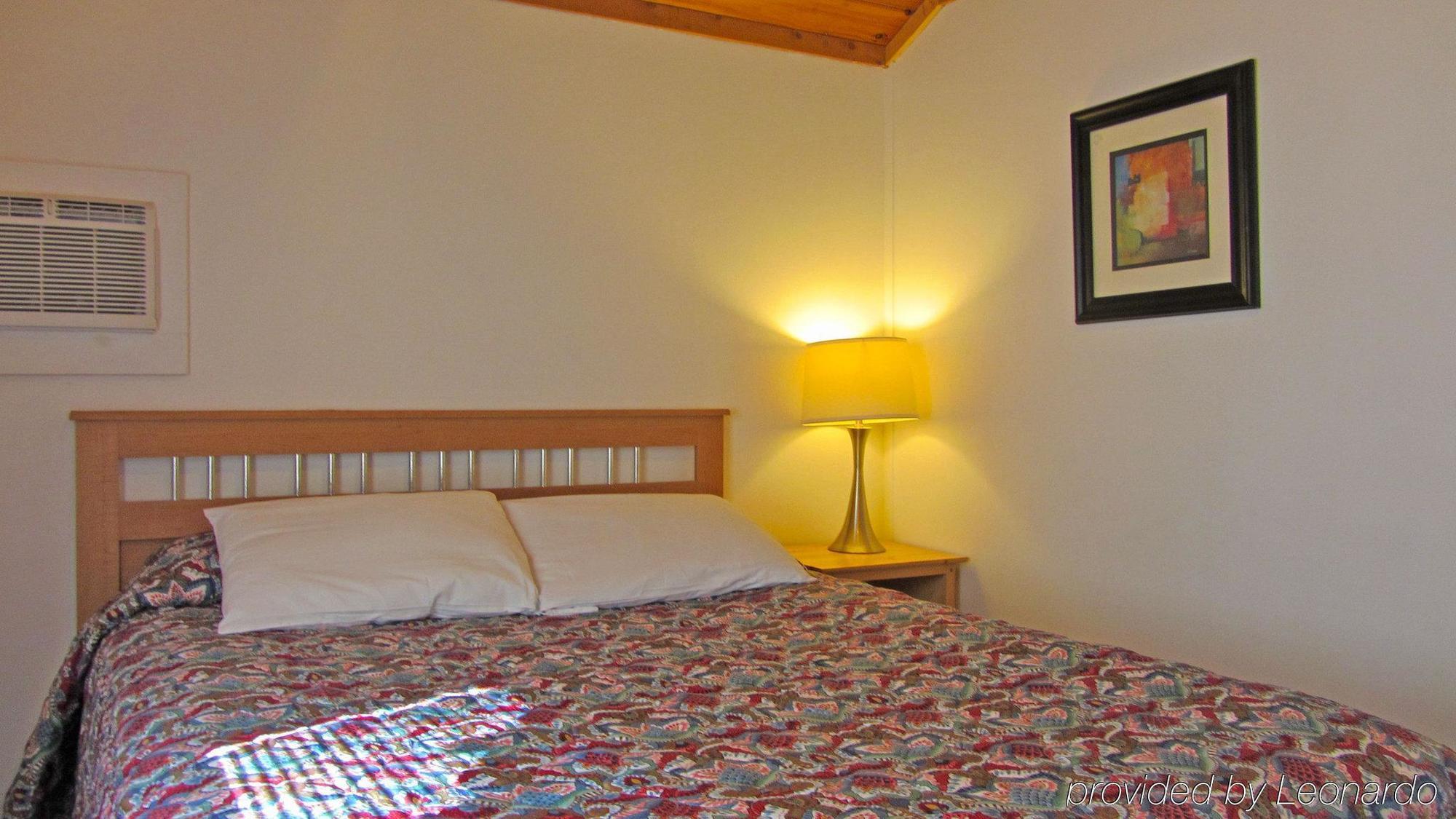 Half Moon Motel & Cottages Уиърс Бийч Екстериор снимка