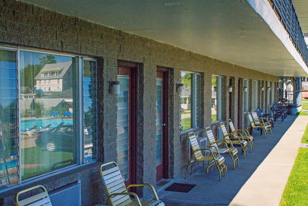 Half Moon Motel & Cottages Уиърс Бийч Екстериор снимка