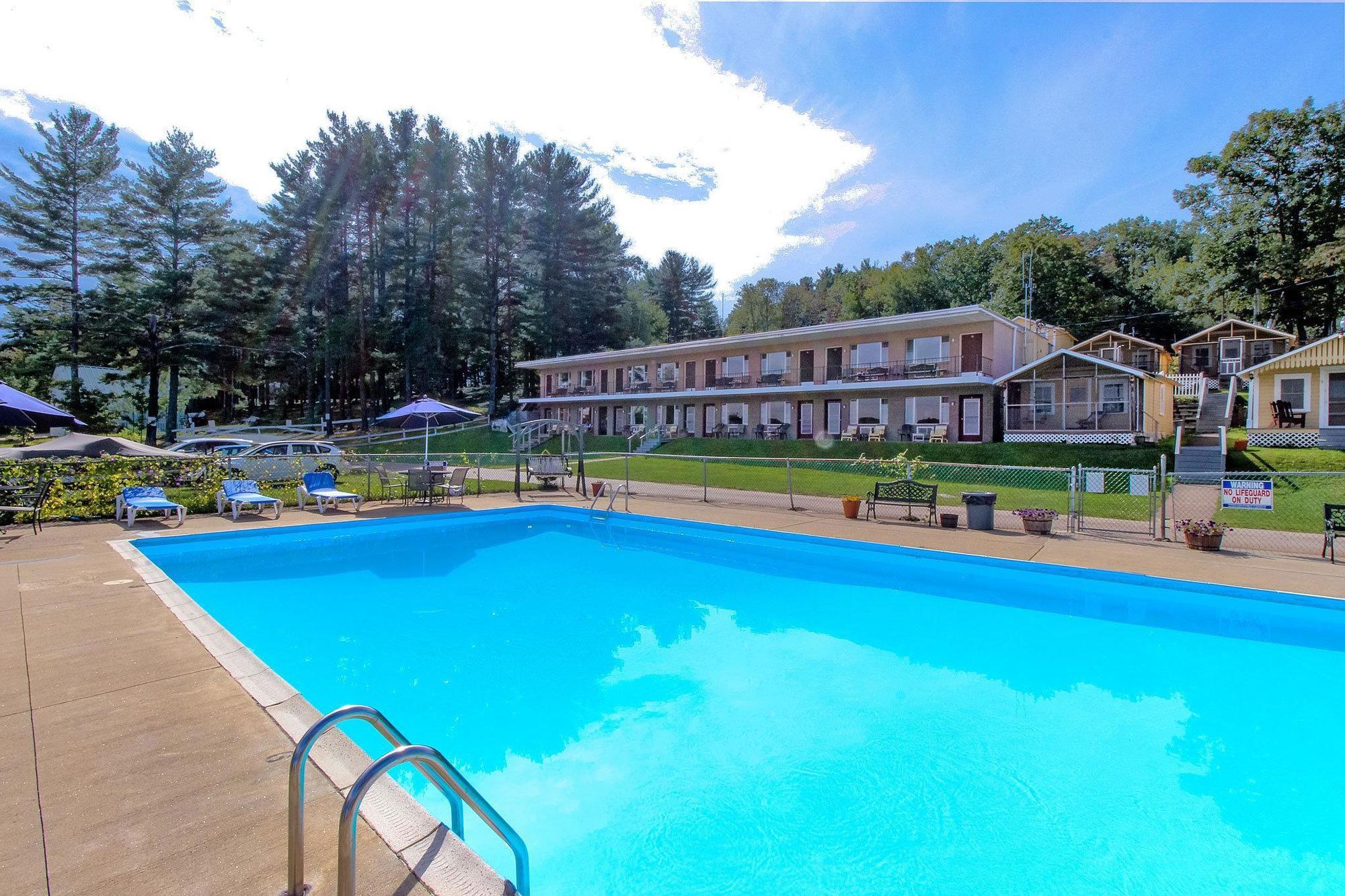 Half Moon Motel & Cottages Уиърс Бийч Екстериор снимка