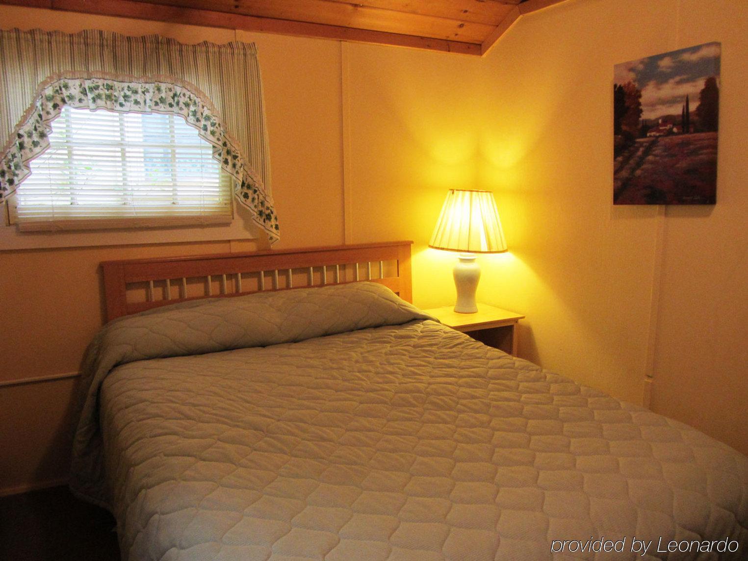 Half Moon Motel & Cottages Уиърс Бийч Екстериор снимка