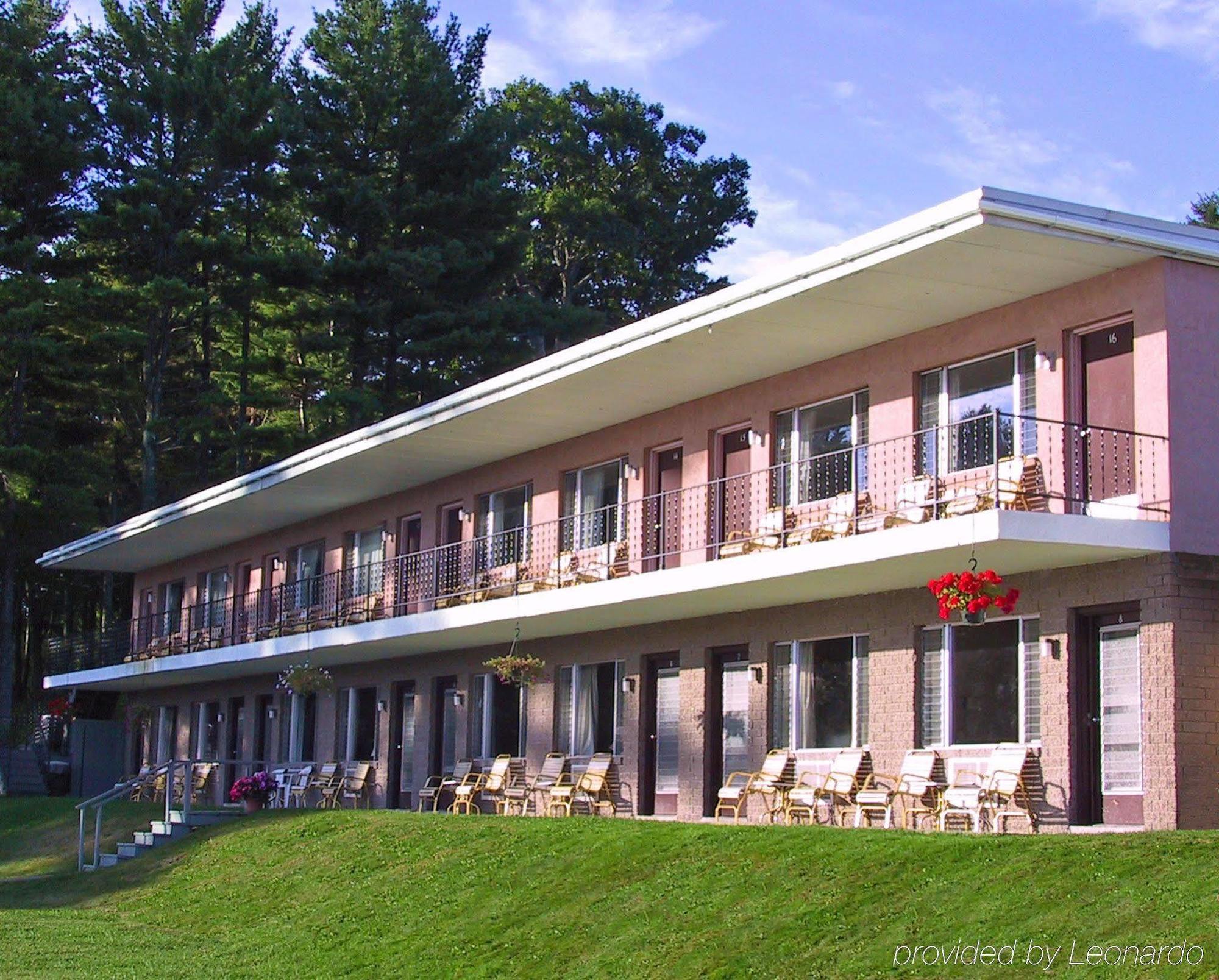 Half Moon Motel & Cottages Уиърс Бийч Екстериор снимка