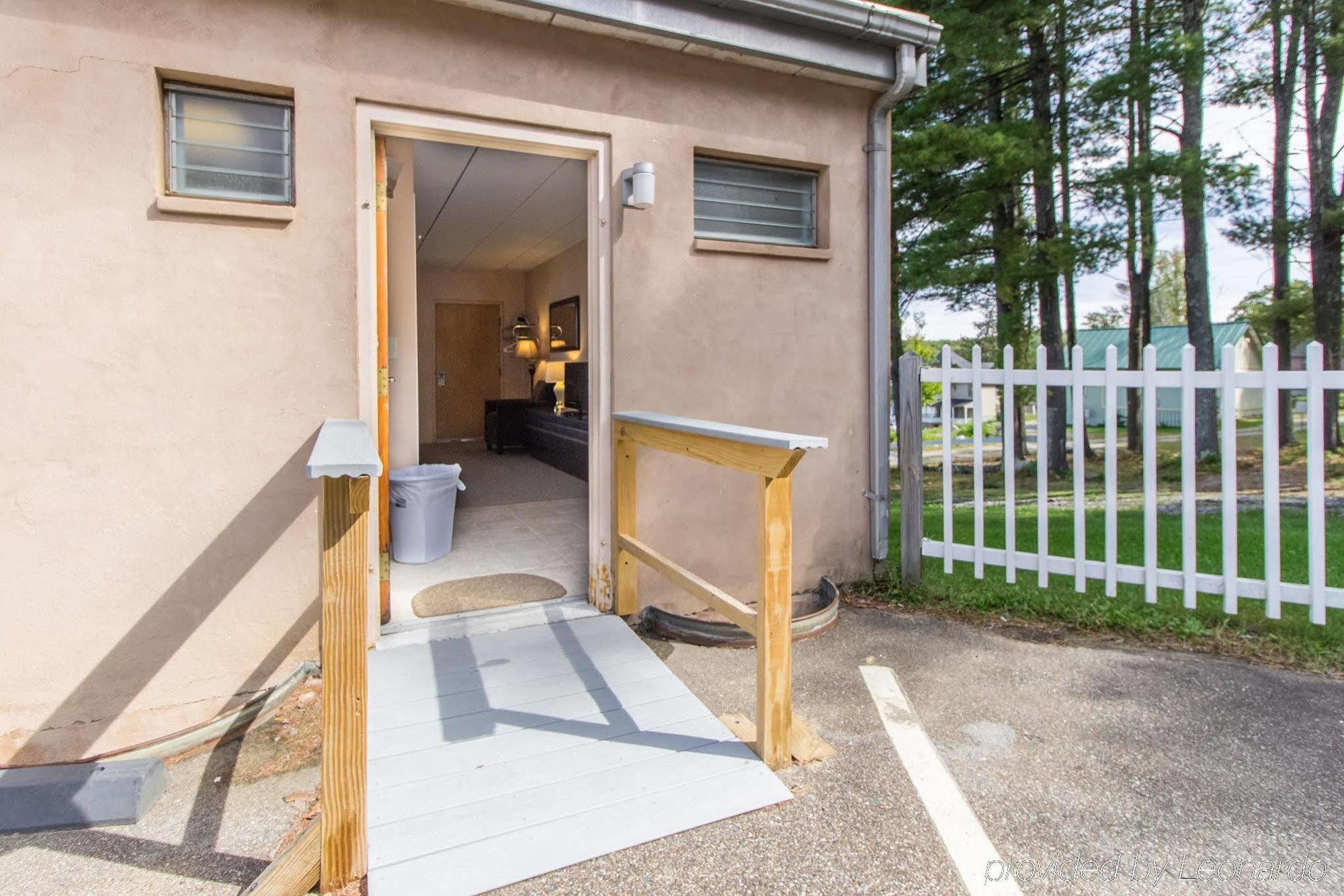 Half Moon Motel & Cottages Уиърс Бийч Екстериор снимка