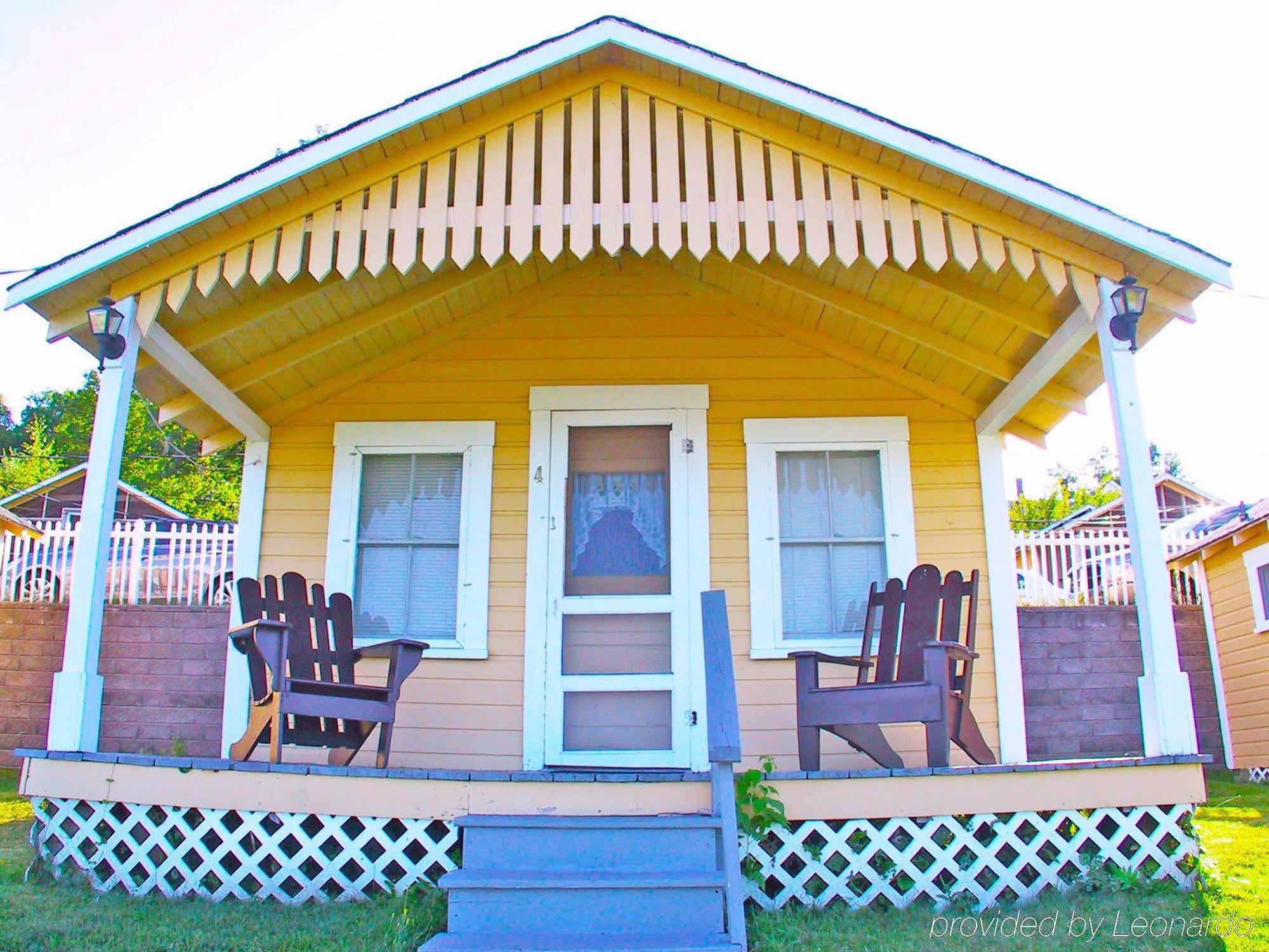 Half Moon Motel & Cottages Уиърс Бийч Екстериор снимка