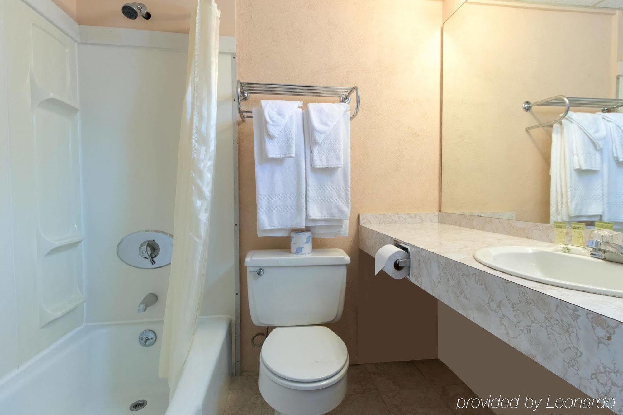 Half Moon Motel & Cottages Уиърс Бийч Екстериор снимка