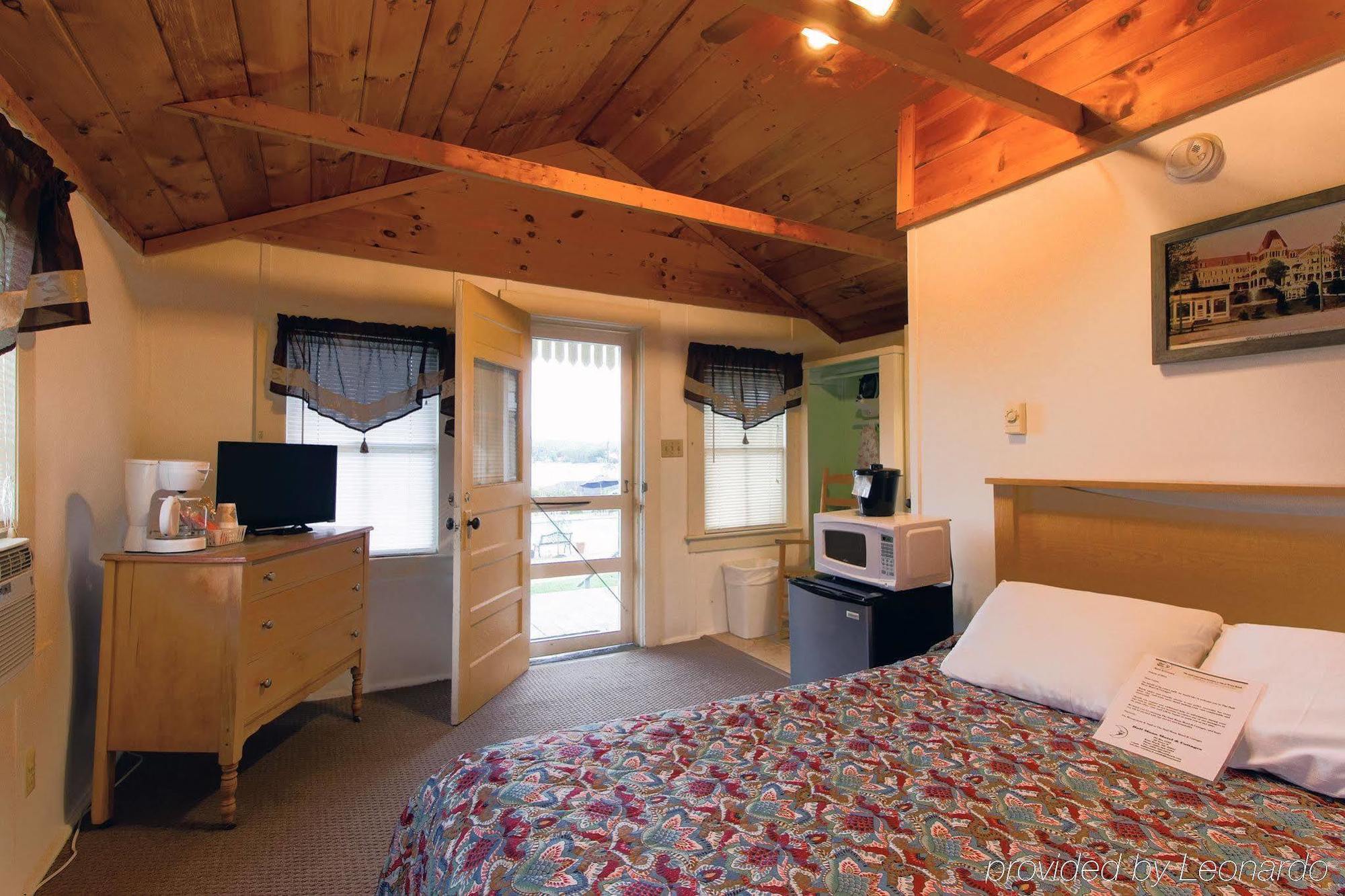 Half Moon Motel & Cottages Уиърс Бийч Екстериор снимка