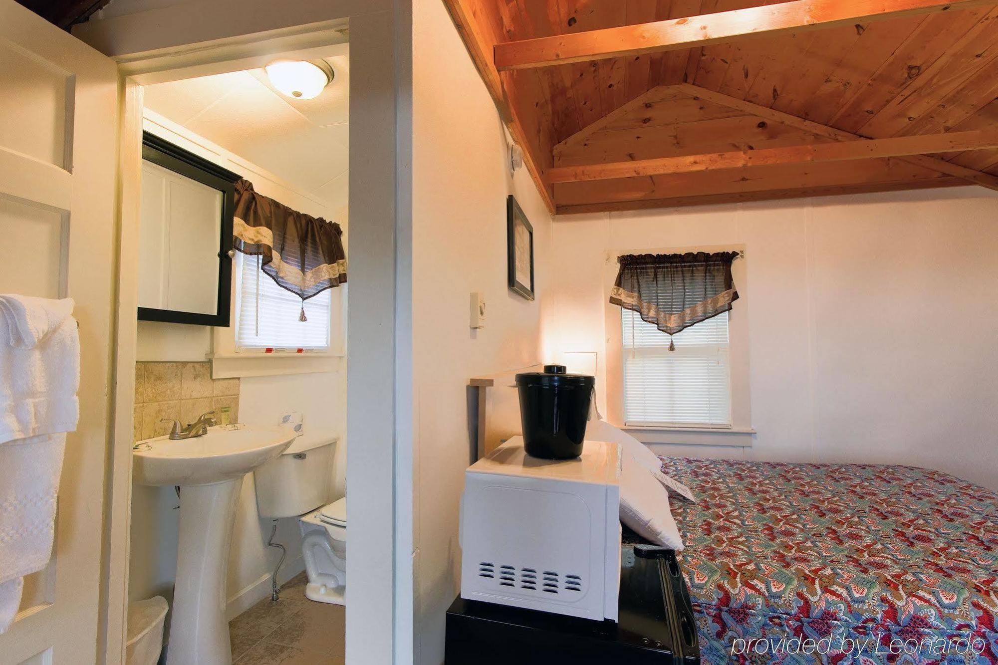 Half Moon Motel & Cottages Уиърс Бийч Екстериор снимка
