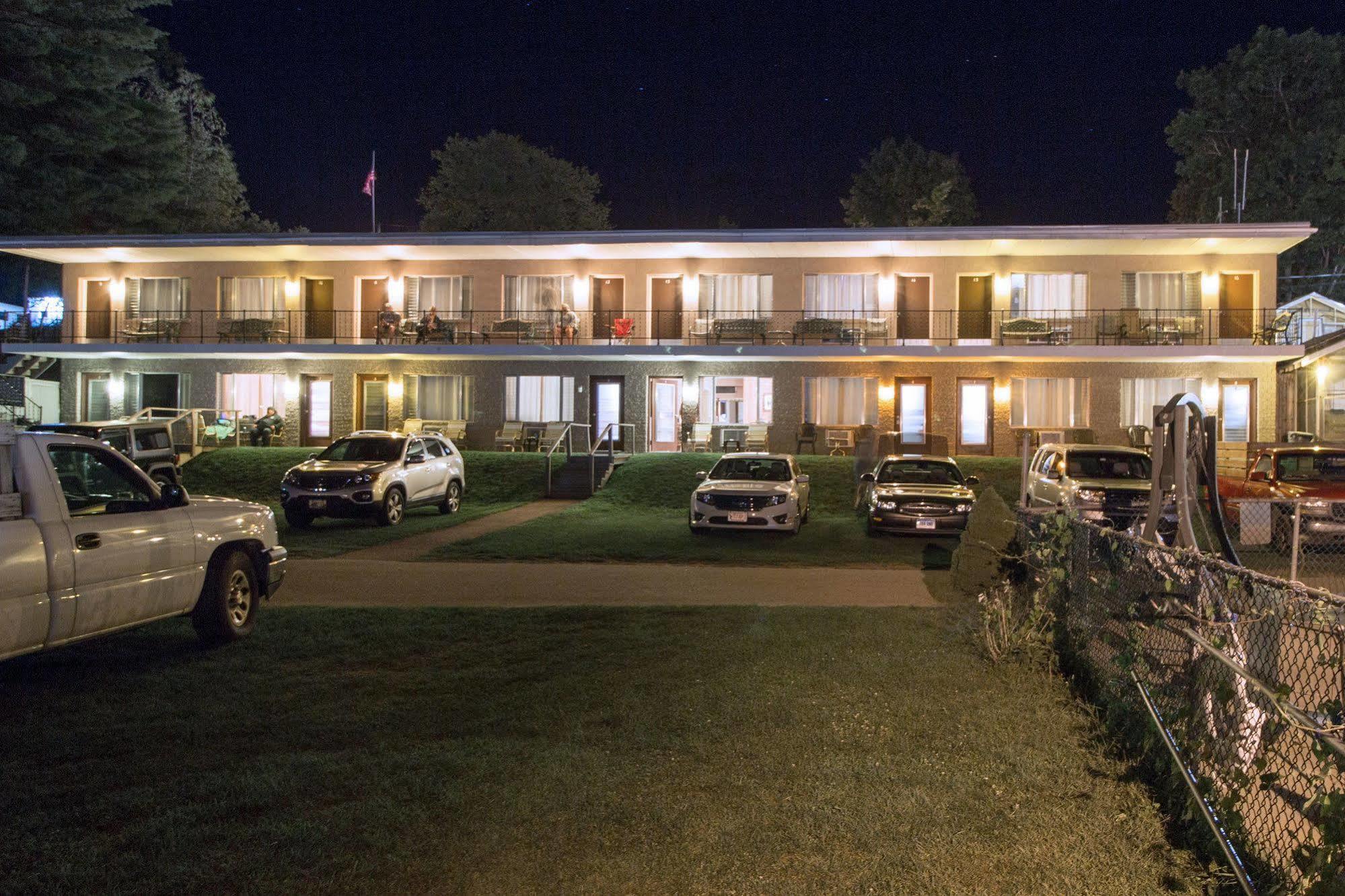 Half Moon Motel & Cottages Уиърс Бийч Екстериор снимка
