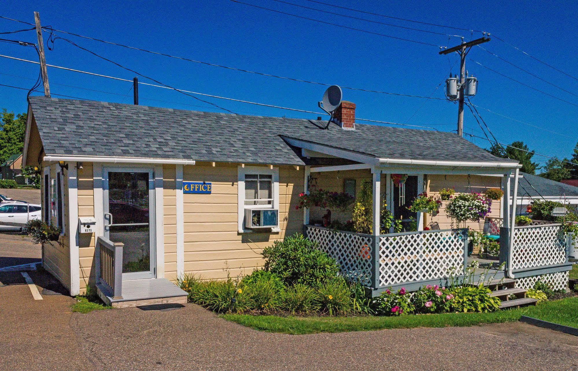 Half Moon Motel & Cottages Уиърс Бийч Екстериор снимка